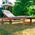 Modern foldable outdoor chaise longue made of teak wood