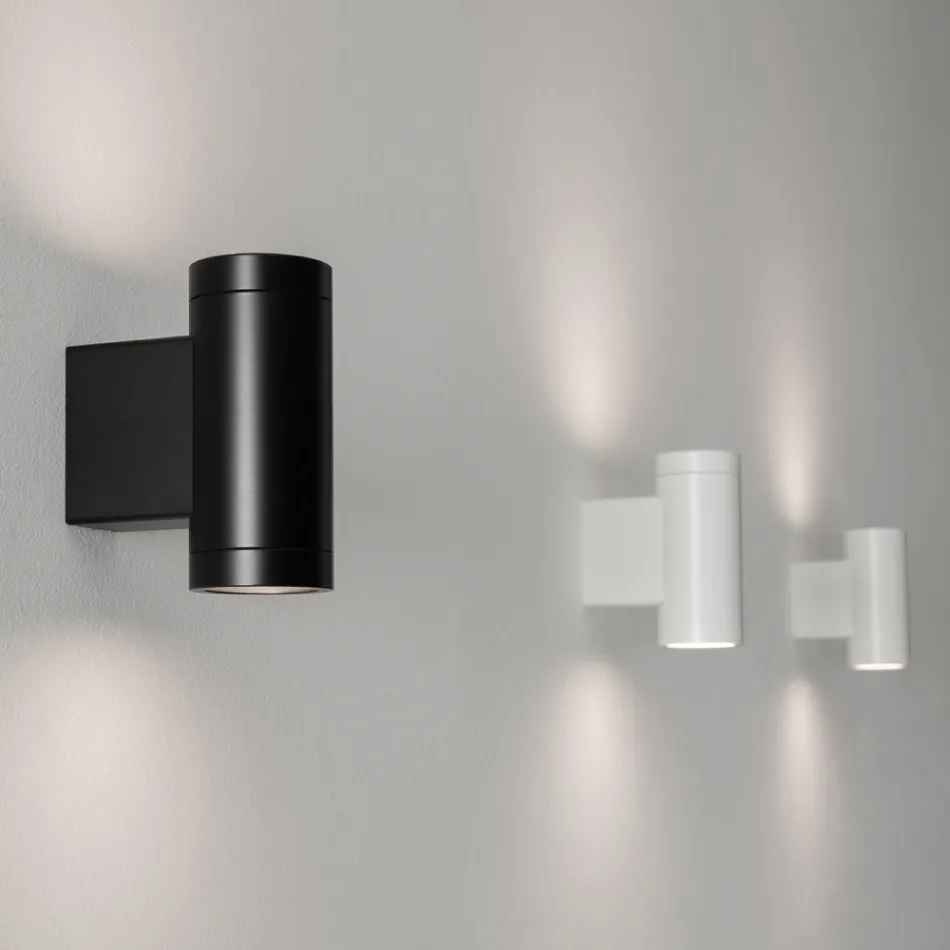 Design Outdoor Wall Lamp in White or Black Aluminum - Leopida Viadurini