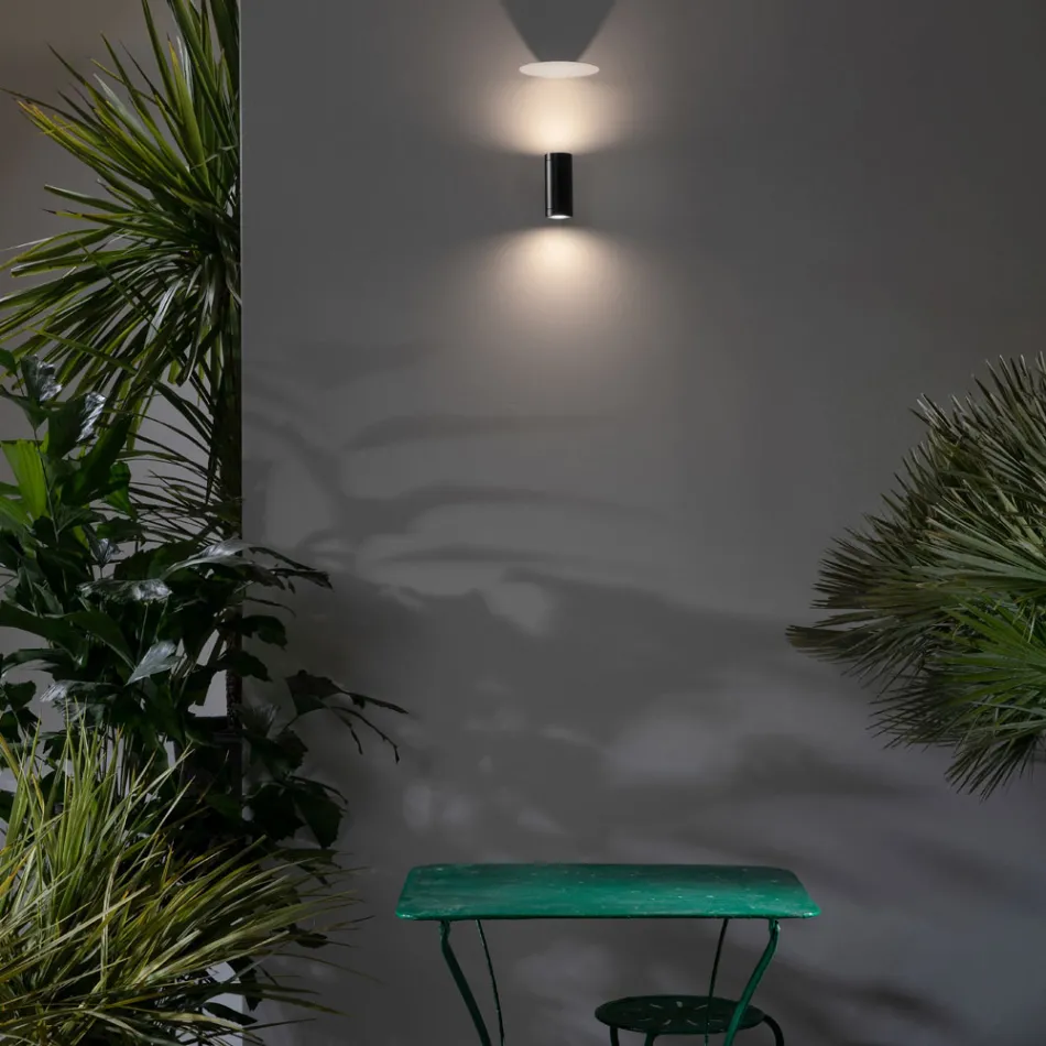 Design Outdoor Wall Lamp in White or Black Aluminum - Leopida Viadurini