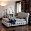 Double bed with capitonné padding and wooden feet - Briosco