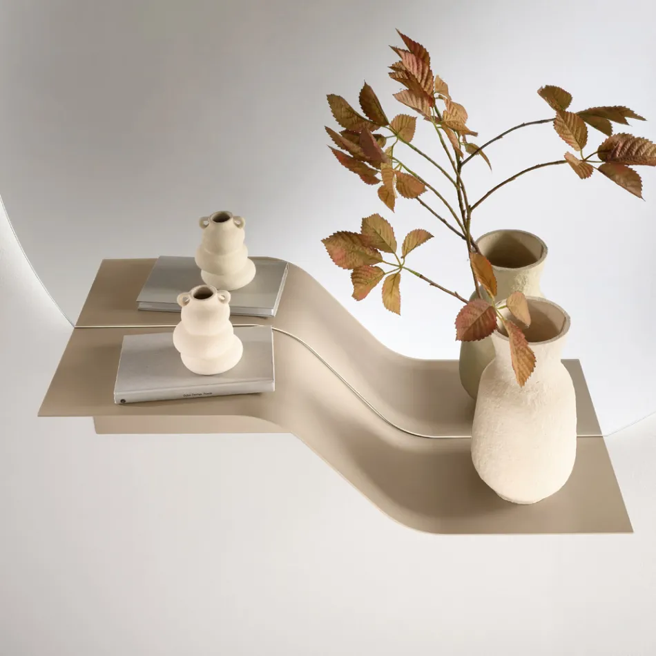 Nimea Wavy Metal Wall Shelf in Three Color Finishes Viadurini