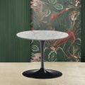 Tulip Eero Saarinen H 39 Coffee Table with Top in Carrara Marble Statuarietto - Scarlet