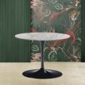 Tulip Saarinen H 39 Oval Coffee Table with Top in Carrara Marble Statuarietto - Scarlet
