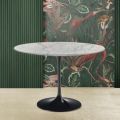 Tulip Eero Saarinen H 73 Round Table in Carrara Marble Statuarietto - Scarlet