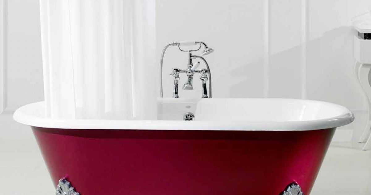 Freestanding cast iron bathtub with vintage Hall feet