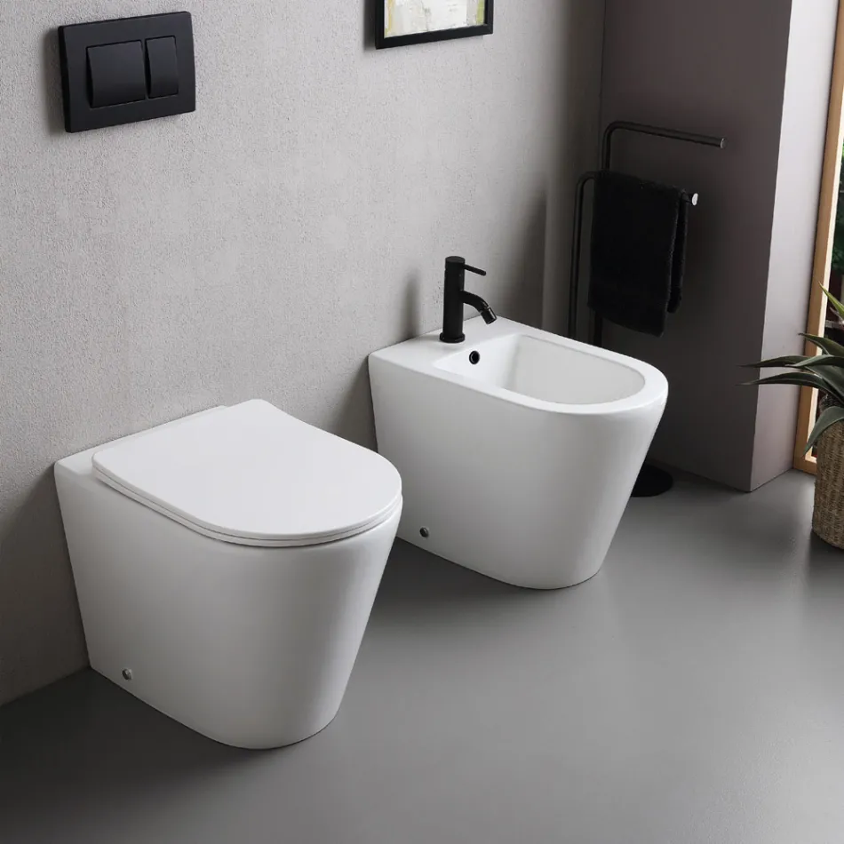 Floor-mounted toilet with slim soft-close seat in white ceramic - Salice Viadurini