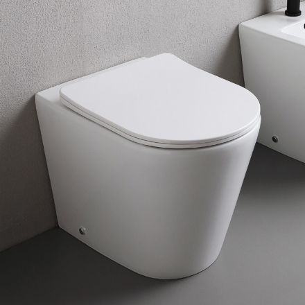 Floor-mounted toilet with slim soft-close seat in white ceramic - Salice Viadurini