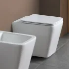 Floor-mounted toilet with soft-close ceramic seat and modern design - Giunco Viadurini