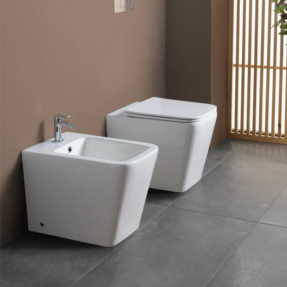 Floor-mounted toilet with soft-close ceramic seat and modern design - Giunco Viadurini